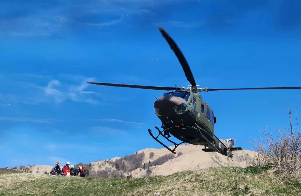 Čeh padel s padalom, Italijan pa s kolesom