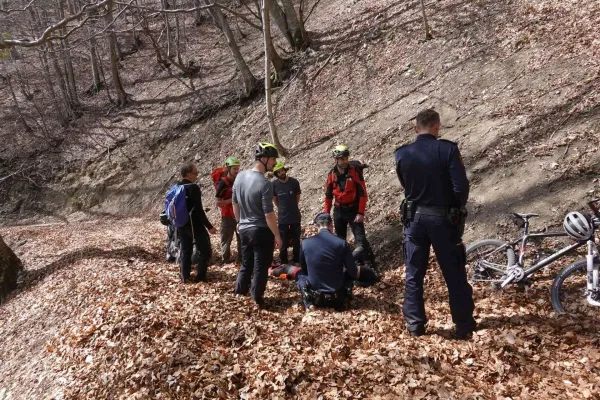 Čeh padel s padalom, Italijan pa s kolesom