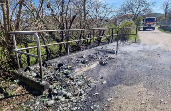 Kdo je zažgal smetnjake?