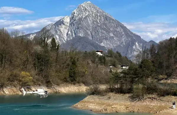 Helikopter je danes posredoval pri Tolmeču in kraju Verzegnis