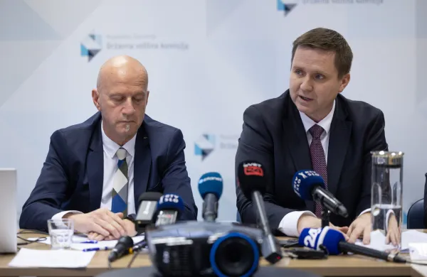 Predsednik Državne volilne komisije Peter Golob (levo) in direktor službe DVK Igor Zorčič