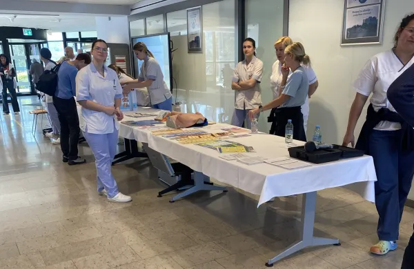 Ob dnevu &nbsp;zdravja so &scaron;tudenti medicine v izolski &nbsp;bolni&scaron;nici bolnikom in obiskovalcem danes &nbsp;pojasnjevali &nbsp;posamezne postopke, povezane z zdravjem, &nbsp;in jim svetovali. Izmerili so jim krvni pritisk, pojasnjevali nujnost razkuževanje &nbsp;rok in kako se to pravilno izvede, &nbsp;na voljo so bile tudi nekatere &nbsp;fiziatricne meritve, &nbsp;razložili so jim tudi, kako si je treba samopregledovati dojke. Na voljo so tudi brosure z zdravstvenimi nasveti. Obiskovalce so spomnili tudi na pravilno prehrano in jim prijazno ponudili sadje.&nbsp;