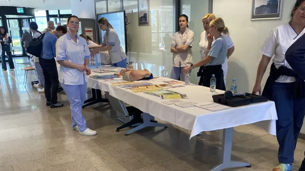 Ob dnevu &nbsp;zdravja so &scaron;tudenti medicine v izolski &nbsp;bolni&scaron;nici bolnikom in obiskovalcem danes &nbsp;pojasnjevali &nbsp;posamezne postopke, povezane z zdravjem, &nbsp;in jim svetovali. Izmerili so jim krvni pritisk, pojasnjevali nujnost razkuževanje &nbsp;rok in kako se to pravilno izvede, &nbsp;na voljo so bile tudi nekatere &nbsp;fiziatricne meritve, &nbsp;razložili so jim tudi, kako si je treba samopregledovati dojke. Na voljo so tudi brosure z zdravstvenimi nasveti. Obiskovalce so spomnili tudi na pravilno prehrano in jim prijazno ponudili sadje.&nbsp;