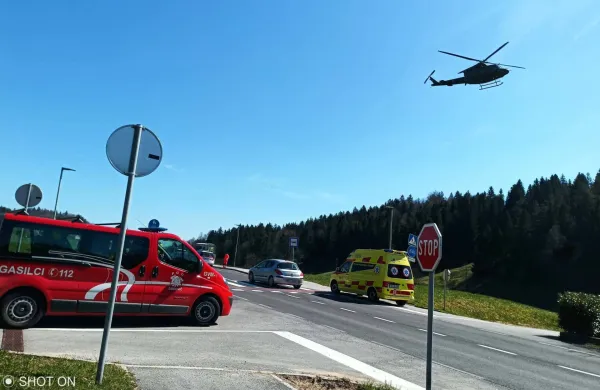 Dva s helikopterjem v bolni&scaron;nico
