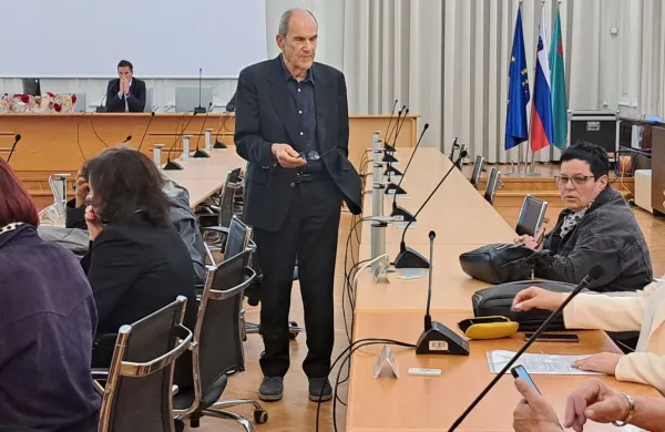 Večina novogori&scaron;kih mestnih svetnikov je tudi danes obstruirala izredno sejo