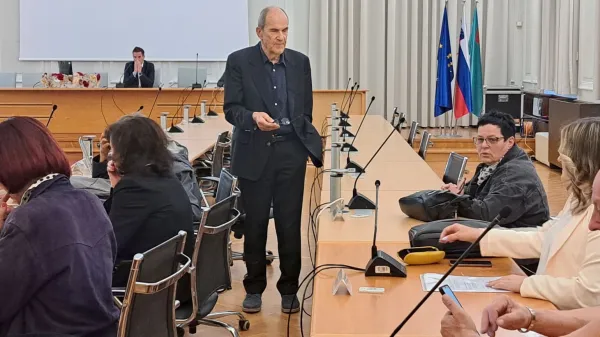 Večina novogori&scaron;kih mestnih svetnikov je tudi danes obstruirala izredno sejo