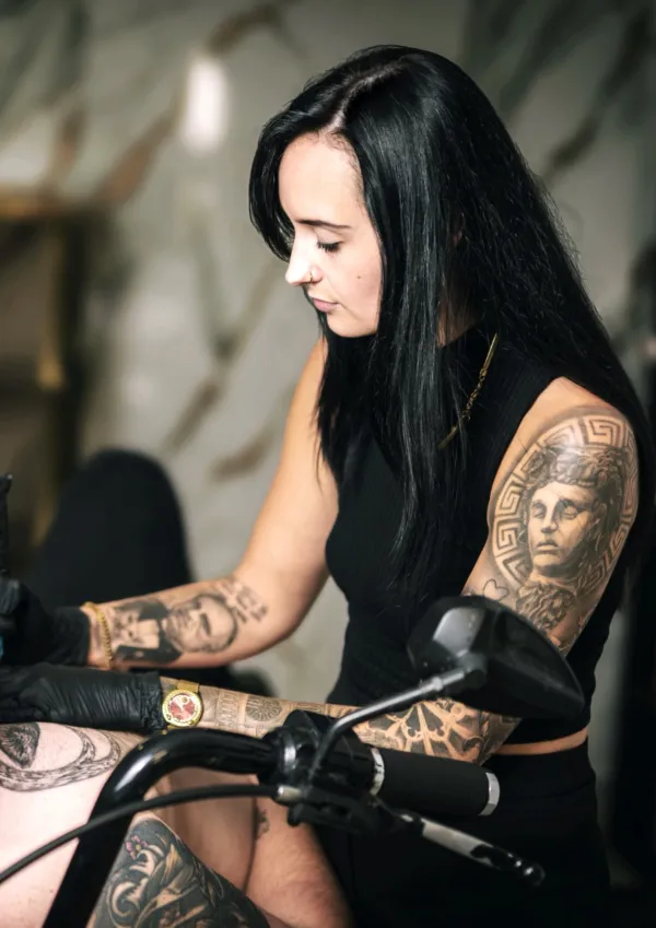 Pri tetoviranju je na prvem mestu higiena, je prepričana 26-letna Kei Kramer&scaron;teter iz Kort.