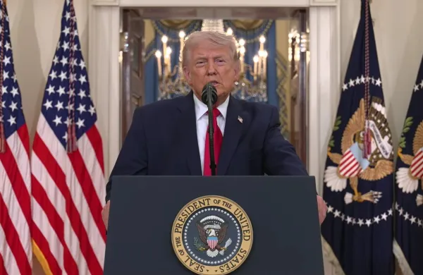 ZDA, Washington.Ameriski predsednik Donald Trump je v izjavi dejal, da bodo ZDA v naslednjih dveh do treh tednih neusmiljeno in silovito napadale Iran.