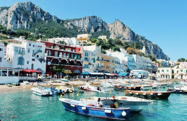 Na priljubljenem italijanskem otoku Capri bodo od leto&scaron;nje poletne sezone veljala strožja pravila, s katerimi naj bi zmanj&scaron;ali naval turistov. 
