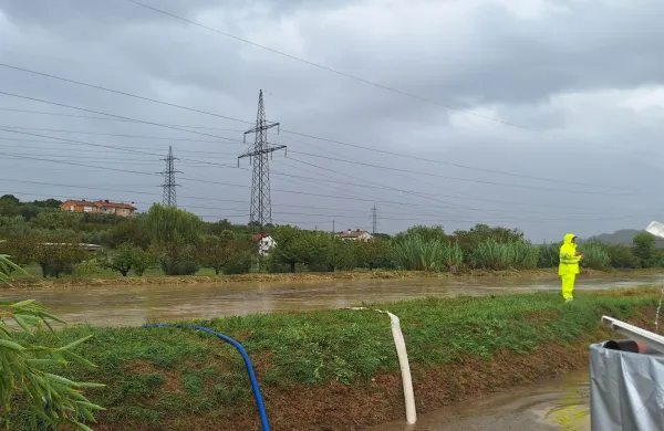 koper &scaron;alara poplava kanal bada&scaron;evica dež gasilci civilna za&scaron;čita marjetca koper