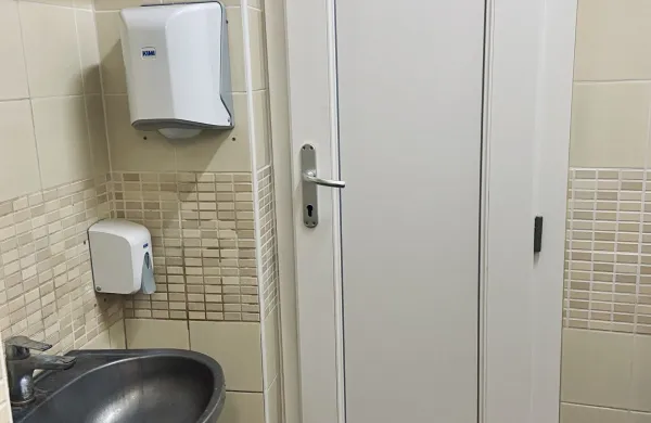 Okolje Piran bo jutri začelo z obnovo sanitarij na Zelenjavnem trgu.