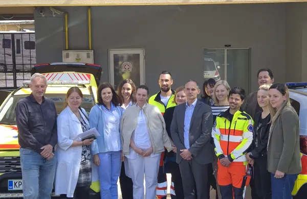 Zdravstveni dom Sežana, predstavitev novega vozila nujne medicinske pomoči, z desne v d direktorice Ljubislava &Scaron;kibin,  Rocco Crismancich OrelVodja re&scaron;evalne službe, Rok Brce, vodja NPM + župani in novi direktor Peter Butinar