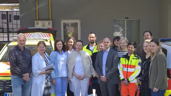 Zdravstveni dom Sežana, predstavitev novega vozila nujne medicinske pomoči, z desne v d direktorice Ljubislava &Scaron;kibin,  Rocco Crismancich OrelVodja re&scaron;evalne službe, Rok Brce, vodja NPM + župani in novi direktor Peter Butinar