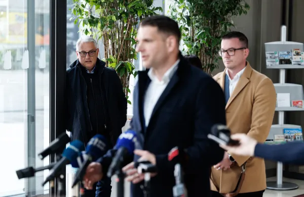 Ljubljana, Kristalna palaca.Zacetek pogovorov o moznostih oblikovanja nove vlade koalicije na sedezu Gibanja Svoboda.Predsednik stranke Resnica Zoran Stevanovic.