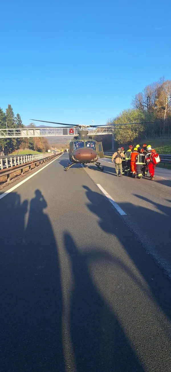Po&scaron;kodovanega voznika je v ljubljanski klinični center odpeljal helikopter Slovenske vojske.