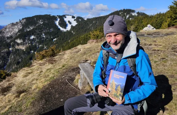 Fotograf in publicist Franci Horvat s svojo knjižico Čarobni zakladi Slovenije 