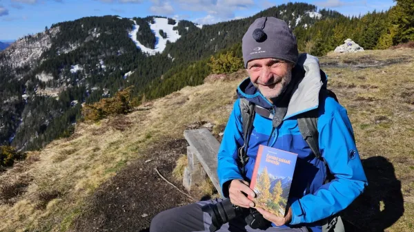 Fotograf in publicist Franci Horvat s svojo knjižico Čarobni zakladi Slovenije 