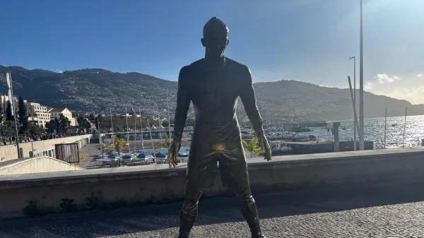 Kip Cristiana Ronalda v Funchalu - nekateri ga fotografirajo, drugi se ga dotikajo, predvsem na enem delu, ki je zaradi neprestanih dotikov že skoraj spoliran.
