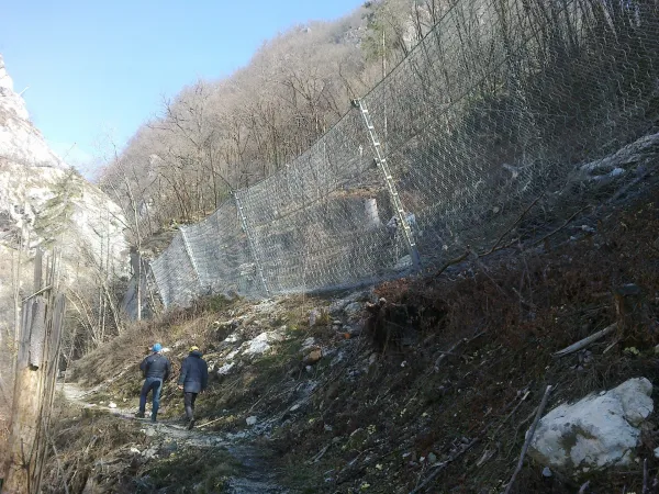 Sistem za&scaron;čitnih mrež, ki bo varoval Franjo pred padajočim kamenjem.