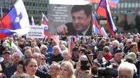 Protikorupcijski shod, ki ga ob ustanovni seji DZ organizira Ale? Primc, dru?ba Boris Toma?i?, Zala Toma?i?Foto:Marko Vavpoti?/F.A.BOBO