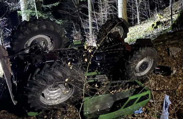 V gozdu se je prevrnil s traktorjem