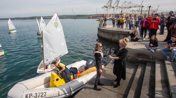 Koper, 11.04.2026Dru?tvo onkolo?kih bolnikov Slovenije, 40 let. Kilometri zmag.Mlade jadralke jadralnega kluba Jadro Koper so pripeljale ?tafeto za kilometre zmag