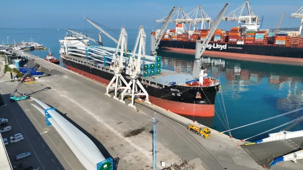 Elise vetrnih elektrarn v Luki Koper, ki jih bodo zvecer prepeljali v Avstrijo