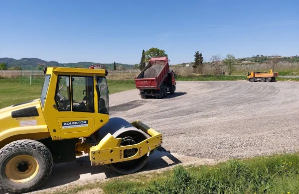 Parkiri&scaron;če bo za zdaj makadamsko