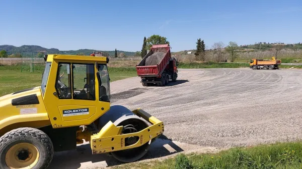 Parkiri&scaron;če bo za zdaj makadamsko