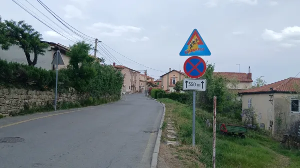 Nevarna &scaron;olska pot v &Scaron;marjah že več kot desetletje brez celovite re&scaron;itve