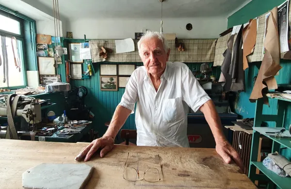 90-letni Aleksandar Vuković, najstarej&scaron;i čevljar v Sloveniji, živi in dela (!) v Kopru. Njegove &scaron;kornje so nosili slavni Kameleoni.
