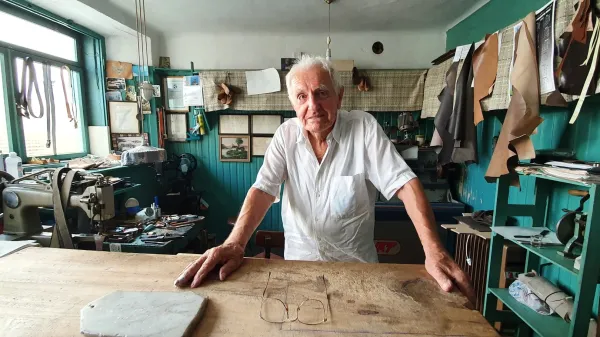 90-letni Aleksandar Vuković, najstarej&scaron;i čevljar v Sloveniji, živi in dela (!) v Kopru. Njegove &scaron;kornje so nosili slavni Kameleoni.
