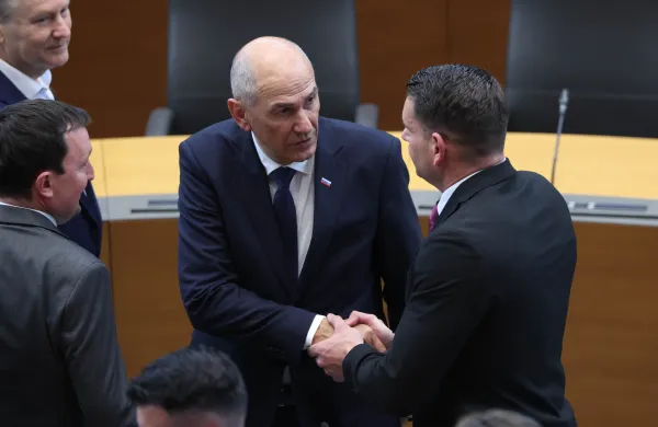Takole sta si na ustanovni seji DZ v roke segla Zoran Stevanović in Janez Jan&scaron;a.