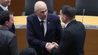 Takole sta si na ustanovni seji DZ v roke segla Zoran Stevanović in Janez Jan&scaron;a.