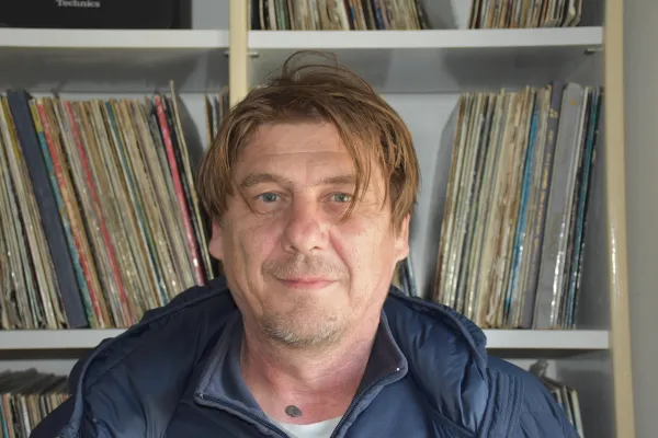 DJ Janko &scaron;e vedno prisega na gramofonske plo&scaron;če