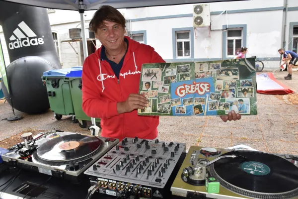 DJ Janko &scaron;e vedno prisega na gramofonske plo&scaron;če