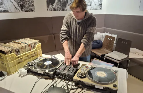 DJ Janko &scaron;e vedno prisega na gramofonske plo&scaron;če