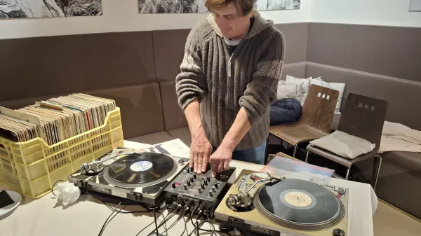 DJ Janko &scaron;e vedno prisega na gramofonske plo&scaron;če