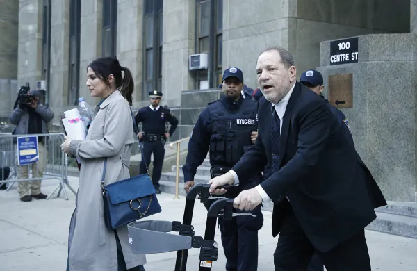 ZDA, New York.Nekdanji ameriski filmski producent Harvey Weinstein pred sodiscem, kjer proti njemu poteka sojenje za spolne napade. Weinsteina je posilstva in spolnega nadlegovanja obtozilo vec kot 80 zensk, med katerimi so tudi slavne filmske igralke.