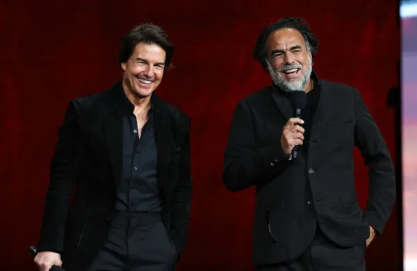 Tom Cruise presenetil s sivimi lasmi in trebuhom