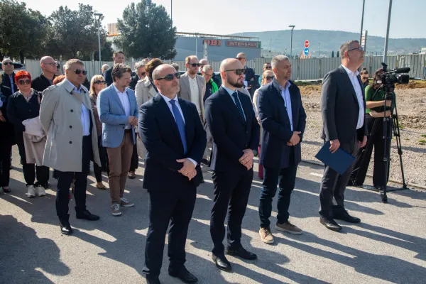 Koper, 16.04.2026Polo?itev temeljnega kamna za nov zdravstveni dom, kamen so polo?ili ?upan Ale? Br?an in dr?avni sekretar Denis Korde?a in direktor ZD Igor Hrvatin in direktor podjetja Makro5 Mirza ?abi?
