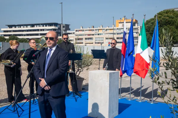 Koper, 16.04.2026Polo?itev temeljnega kamna za nov zdravstveni dom, kamen so polo?ili ?upan Ale? Br?an in dr?avni sekretar Denis Korde?a in direktor ZD Igor Hrvatin in direktor podjetja Makro5 Mirza ?abi?