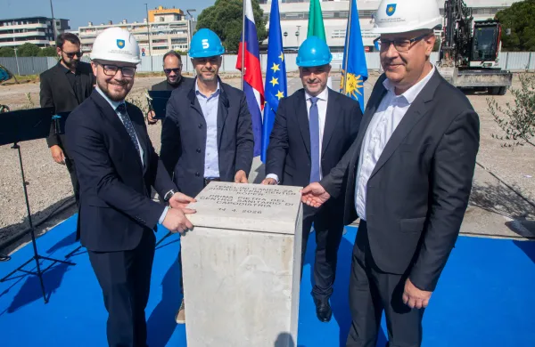 Koper, 16.04.2026Polo?itev temeljnega kamna za nov zdravstveni dom, kamen so polo?ili ?upan Ale? Br?an in dr?avni sekretar Denis Korde?a in direktor ZD Igor Hrvatin in direktor podjetja Makro5 Mirza ?abi?