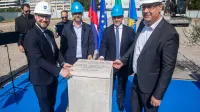 Koper, 16.04.2026Polo?itev temeljnega kamna za nov zdravstveni dom, kamen so polo?ili ?upan Ale? Br?an in dr?avni sekretar Denis Korde?a in direktor ZD Igor Hrvatin in direktor podjetja Makro5 Mirza ?abi?