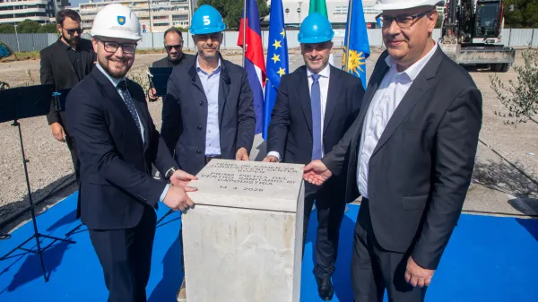 Koper, 16.04.2026Polo?itev temeljnega kamna za nov zdravstveni dom, kamen so polo?ili ?upan Ale? Br?an in dr?avni sekretar Denis Korde?a in direktor ZD Igor Hrvatin in direktor podjetja Makro5 Mirza ?abi?