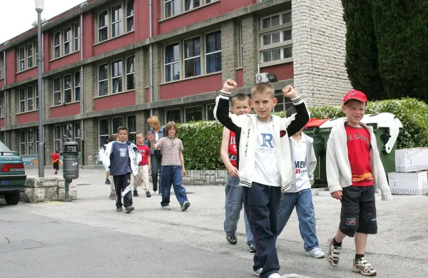 Koper, 23.05.2005Dan po referendumu za novo &scaron;olo, nova osnovna &scaron;ola, &scaron;olarji, osnovna &scaron;ola Janka Premrla Vojka in pred njo učenci jpvFoto: Zdarvko Primožič/FPA