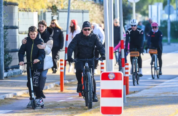 Koper, 16.12.2023Obalna cesta, Kolesarji in vozniki skirojevelektricna kolesa