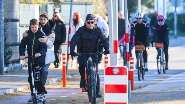 Koper, 16.12.2023Obalna cesta, Kolesarji in vozniki skirojevelektricna kolesa