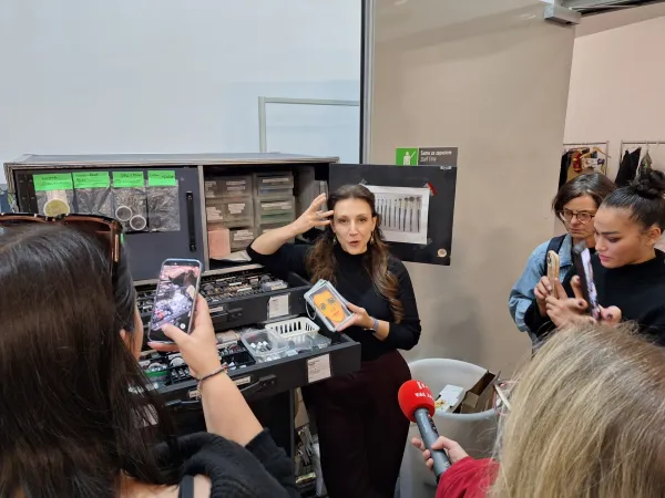 Vsak akrobat si odrsko masko naredi sam, pove Janie Mallet