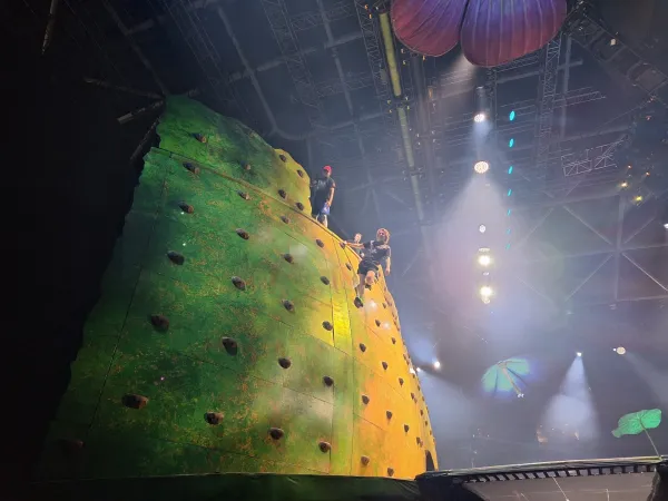 Igriva "črička" na vrhu gigantske stene ob trampolinu.